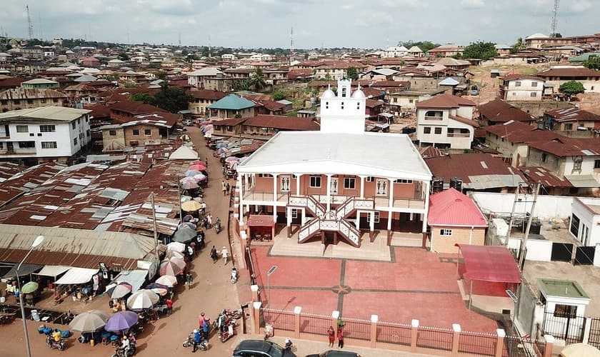 Mesquita Central em Auchi, estado de Edo, Nigéria. (Foto: Chisgo9ogie, Creative Commons)