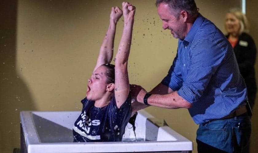 Lee Taylor, pastor assistente de discipulado familiar, batiza estudante na Igreja Batista Johnson Ferry. (Foto: Reprodução/Baptist Press)
