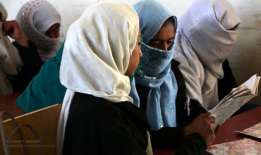 Jovens estudantes afegãs em sala de aula em Gereshk, Afeganistão. (Foto: Flickr/Defence Imagery)