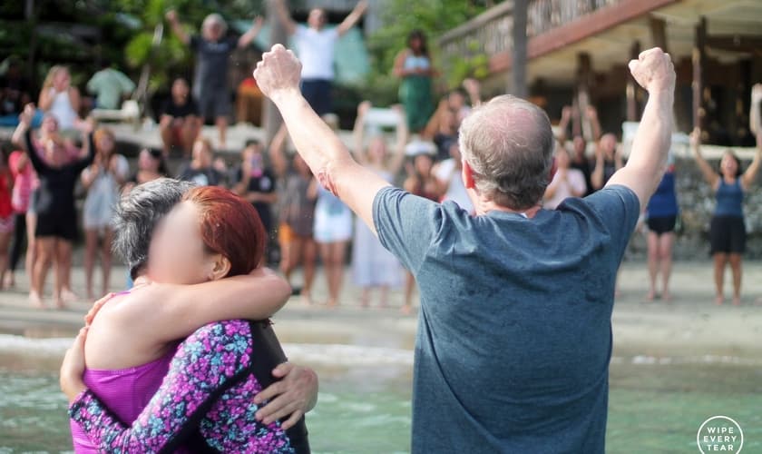  Através da Wipe Every Tear, 9 mulheres foram batizadas, na semana passada. (Foto: Facebook/Wipe Every Tear).