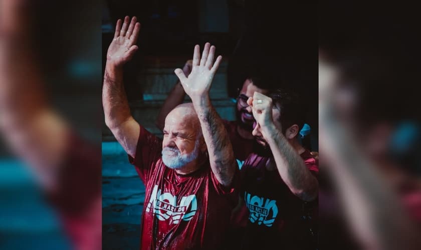Ruan Noce Gomides, líder da Primeira Igreja Batista de BH, batizou o pai, em lágrimas. (Foto: Reprodução/Instagram/Ruan Noce Gomides).