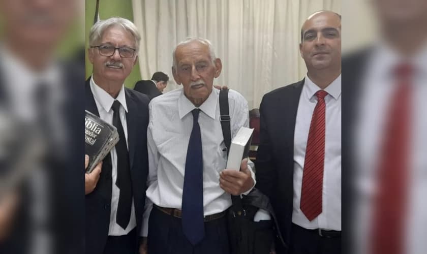 Luis Silveira Siqueira (ao centro) foi consagrado ao ministério, na Igreja Assembleia de Deus. (Foto: Instagram/Ciepadergs).