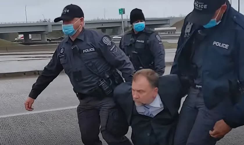 Pastor Artur Pawlowski sendo preso pela polícia de Calgary, em 2021. (Foto: Reprodução/Fox News)
