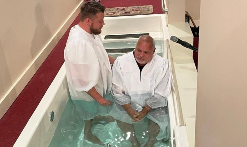 Pastor Steven batiza seu pai em sua igreja na Carolina do Norte. (Foto: Reprodução/Baptist Press)