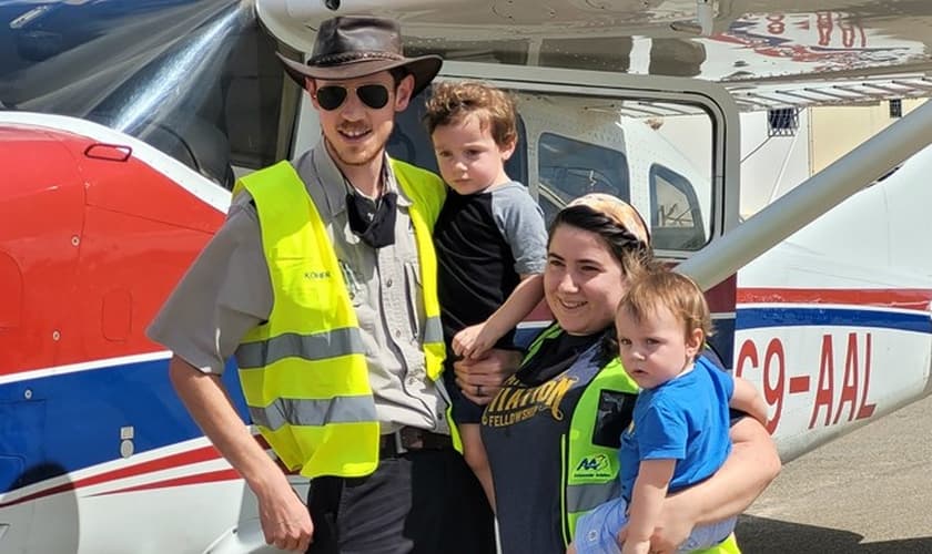  Ryan Koher com sua esposa e filhos. (Foto: Mission Aviation Fellowship).