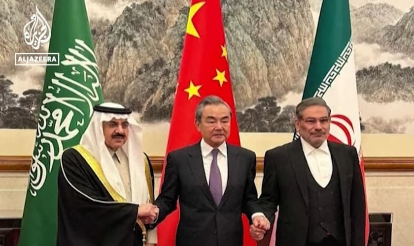 Autoridades do Irã e Arábia Saudita durante a cerimônia para assinatura do acordo, em 11 de março de 2023. (Foto: Captura de tela/YouTube Al Jazeera English)