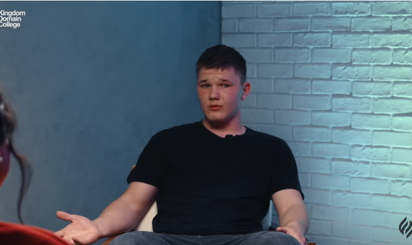 Bogdan Romanov, de 19 anos, clamou a Deus por ajuda e foi transformado. (Foto: Reprodução/YouTube/Flame of Fire).