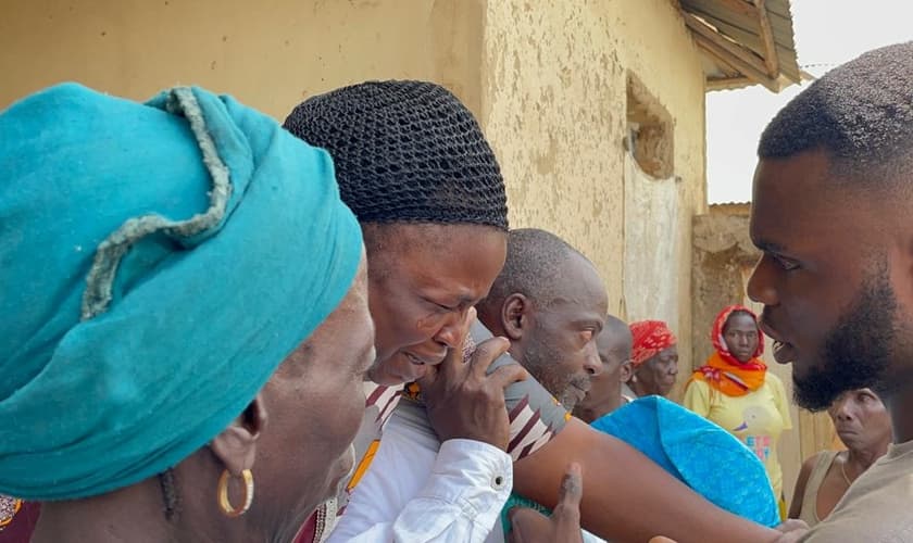 Comunidade chora pelo assassinato de sacerdote católico sequestrado no estado de Kaduna, na Nigéria. (Foto: Reprodução/Christian Concern)
