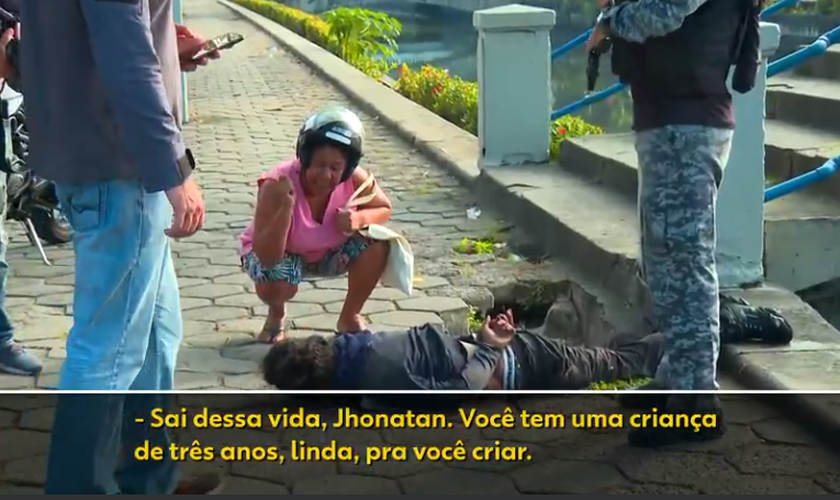 O suspeito havia acabado de ser capturado pela polícia após tentativa de assalto no Rio. (Foto: Reprodução/Bom dia Rio).