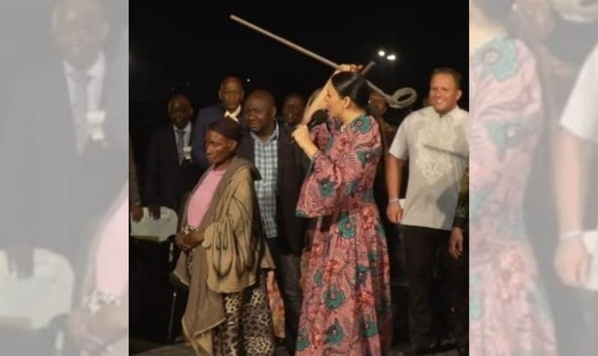 Momento em que a mulher africana recebe a cura. (Foto: Captura de tela/Instagran Evangelist Daniel Kolenda)
