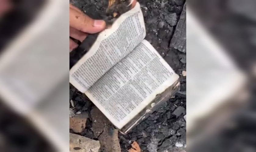 A Bíblia ficou intacta após o incêndio no MT. (Foto: Reprodução/G1).