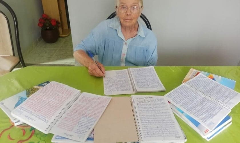 Maria Guilhermina Buecker Büger levou três anos para copiar as Escrituras. (Foto: CPAD News).