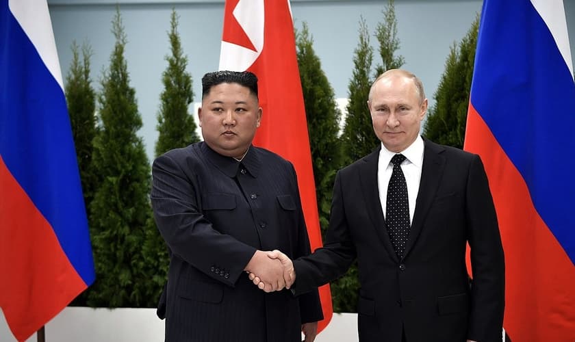 Kim Jong-Un e Vladimir Putin. (Foto: Wikimedia Commons/Alexei Nikolsky, The Presidential Press and Information Office)