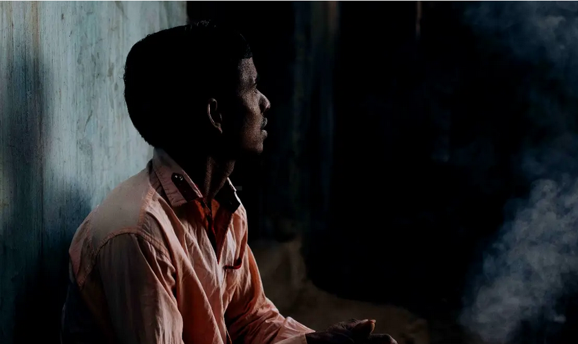 Pastor Mohan convive com as consequências físicas e emocionais do ataque à sua igreja na Índia. (Foto: Portas Abertas)