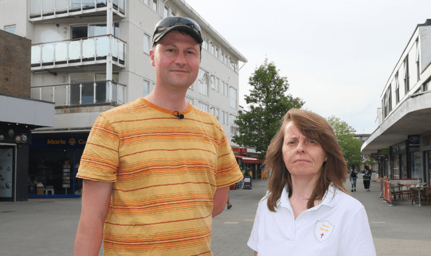 O evangelista Jamie Broadey e a pregadora de rua Sally McGuiness. (Foto: Christian Concern)