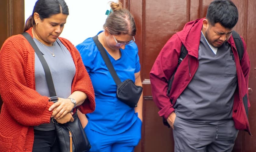 Membros da igreja e a equipe médica orando na clínica. (Foto: Reprodução/IMB)