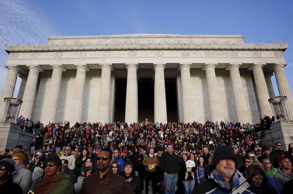 Líderes cristãos se reúnem em frente ao Lincoln Memorial, em um domingo de páscoa de 2015, para orar pelos Estados Unidos (Foto: Jim Bourg / Reuters)