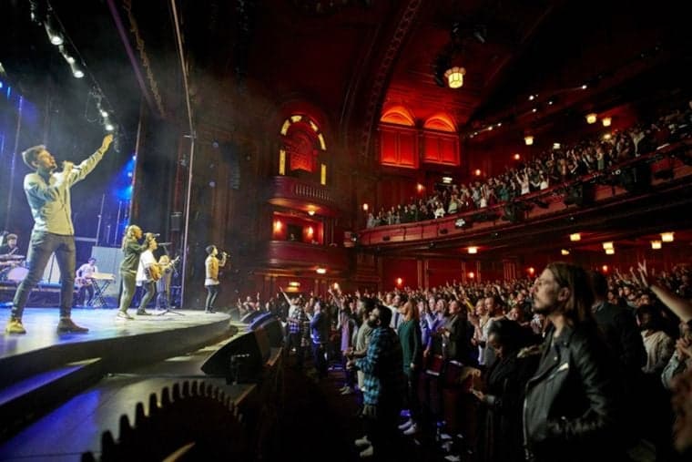 A Hillsong Church de Londres realiza quatro cultos todos os domingos, com a participação de 8 mil pessoas no teatro Dominion. (Foto: Hillsong Church Londres)