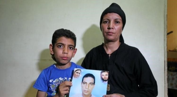 Mina Habib (esquerda) mostra a foto de seu pai, ao lado de sua mãe (direita). (Foto: Reuters)