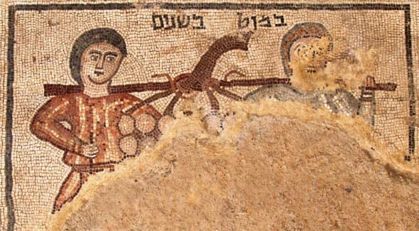 O mosaico retrata dois homens carregando uma vara com um cacho de uvas. (Foto: Jim Haberman).
