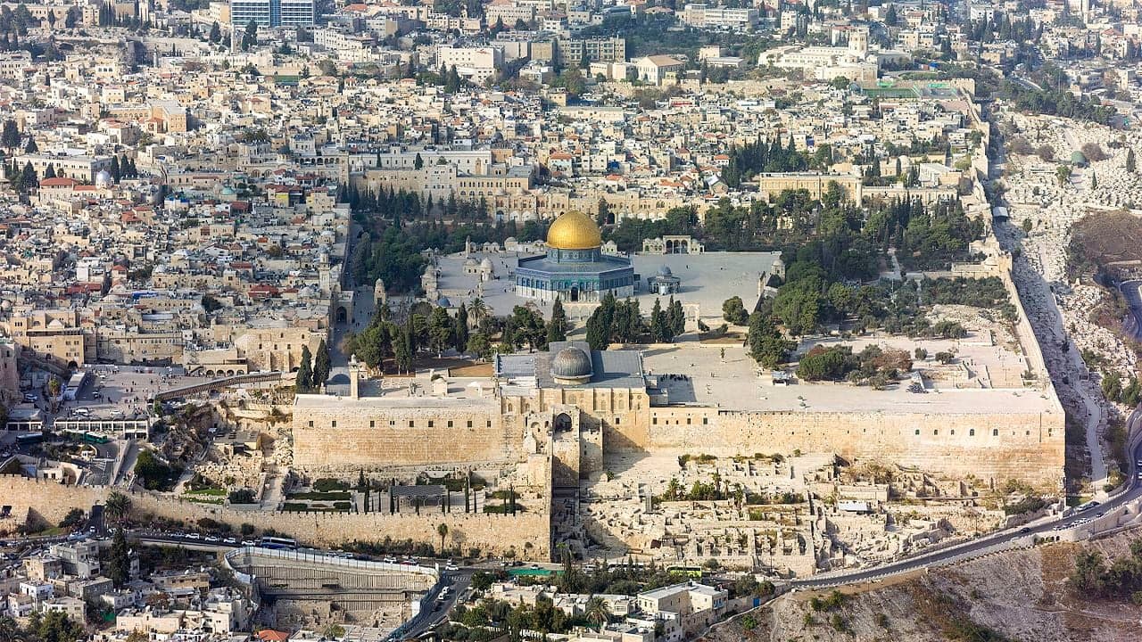 Vista aérea do Monte do Templo, cercado por muralhas na Cidade Velha de Jerusalém. (Foto: Godot13/Andrew Shiva/Wikipedia)