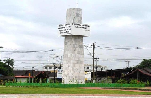 Praça da Bíblia tem obelisco com quatro lados, ocupados por versículos bíblicos (Foto: Amauri Pinilha/PMPG)