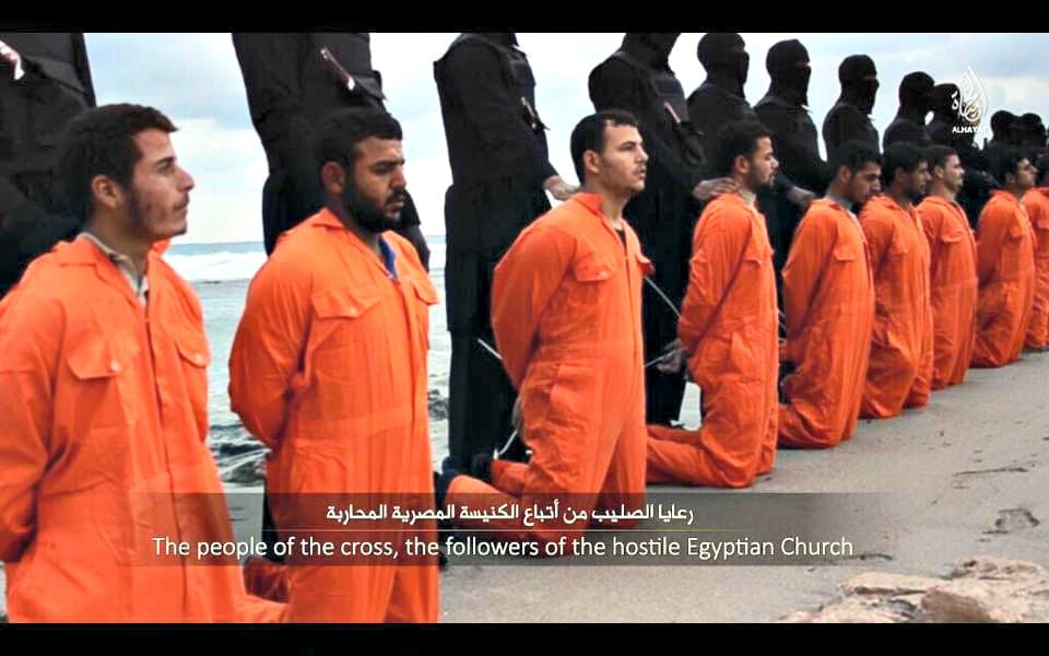 No dia 15 de fevereiro de 2015, o Estado Islâmico divulgou o vídeo com a execução de 21 cristãos em uma praia da Líbia. (Foto: Reprodução)