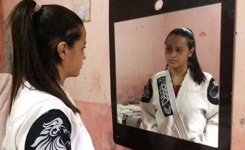 A estudante Rhyllary Barbosa dos Santos em sua casa. (Foto: Glauco Araújo/G1)
