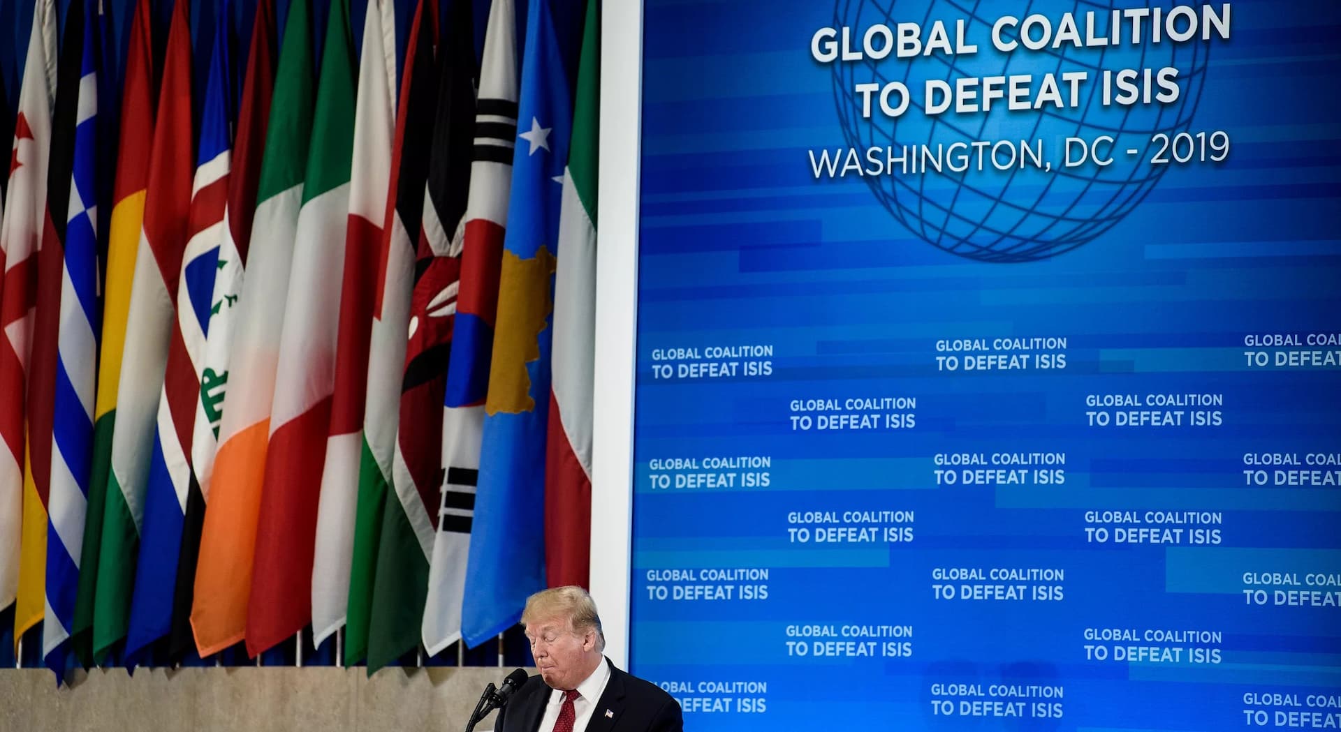 Donald Trump discursa durante encontro da coalizão de combate ao Estado Islâmico. (Foto: Brendan Smialowski/AFP)