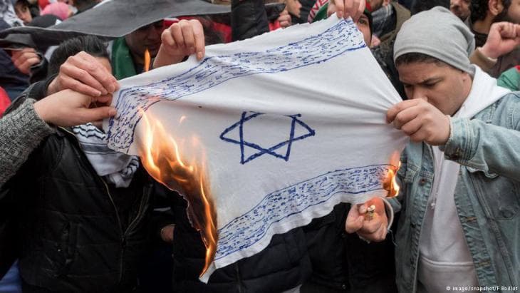 Representação da bandeira de Israel é queimada por antissemitas. (Foto: Reprodução/Snapchat)