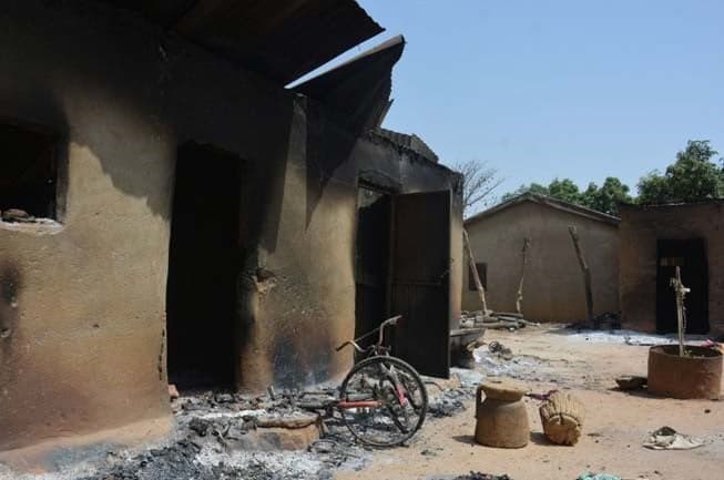 Casas em Karamai, estado de Kaduna, que foram queimadas em um ataque dos Fulani em fevereiro. (Foto: Reprodução/Barnabas Fund)