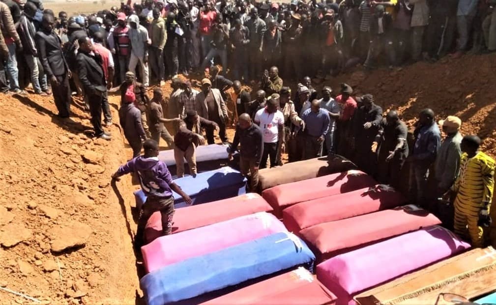 Vítimas de ataques próximo a Bokkos (Nigéria) são enterradas. (Foto: Morning Star News)