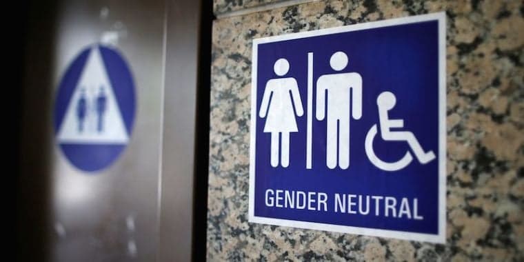 Placa indica banheiro de 'gênero neutro', também conhecido como banheiro de uso transgênero. (Foto: REUTERS/Lucy Nicholson)