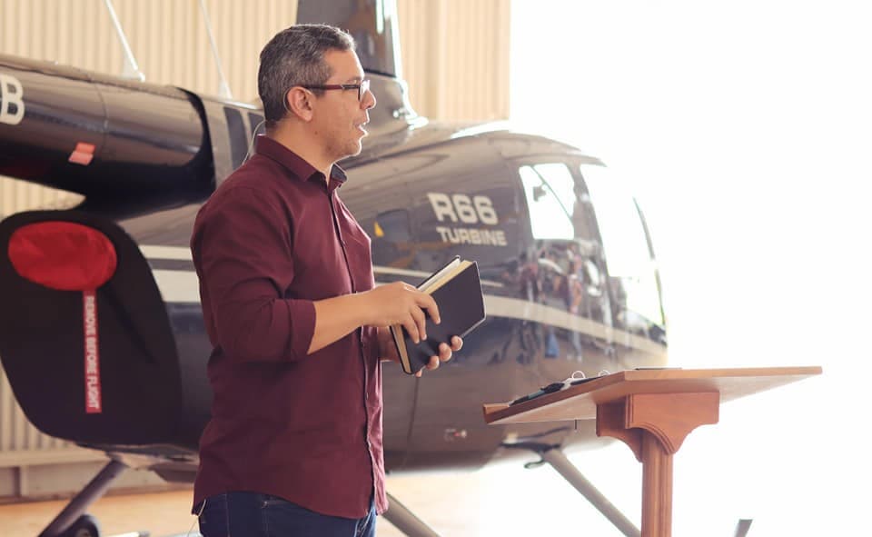 O helicóptero será usado para levar missionários a aldeias onde não há pista de pouso. (Foto: Facebook / Missão Novas Tribos do Brasil)
