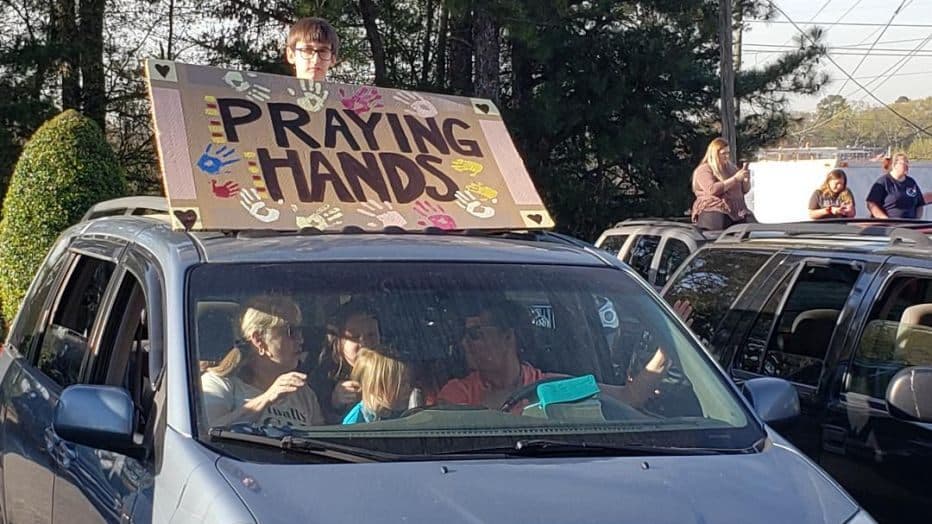 Pessoas oraram e louvaram a Deus mantendo-se em seus carros para garantir o distanciamento recomendado para evitar o contágio com o coronavírus. (Foto: Fox 5 Atlanta)
