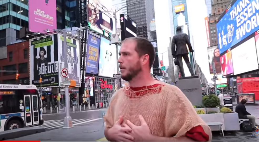 Phillip Blair prega na Times Square, um dos principais pontos turísticos de Nova York. (Foto: Reprodução/YouTube)