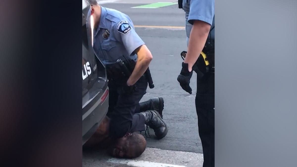 O homem disse que não conseguia respirar, enquanto um policial pressiona o joelho em seu pescoço. (Foto: CNN)