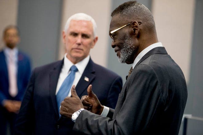Vice presidente dos EUA, Mike Pence, e o bispo Harry Jackson na Hope Christian Church. (Foto: Andrew Harnik/AP)