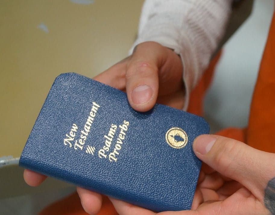 Os Gideões são uma organização internacional que há mais de um século distribuem Bíblias em locais como escolas, presídios, hotéis e diversos outro locais. (Foto: Clare More Daily Progress)