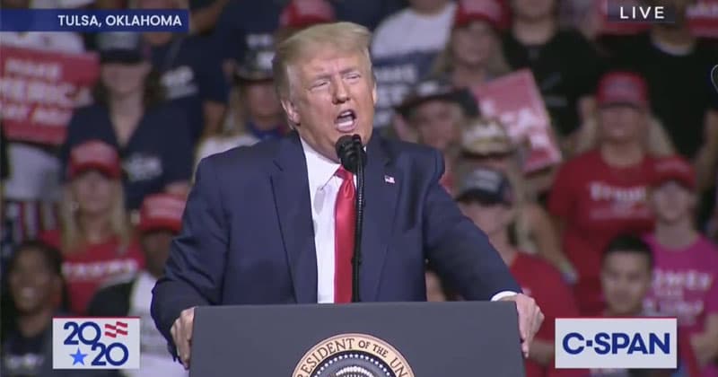 Trump durante discurso de campanha em Tulsa, Oklahoma. (Foto: Reprodução / Info Wars)