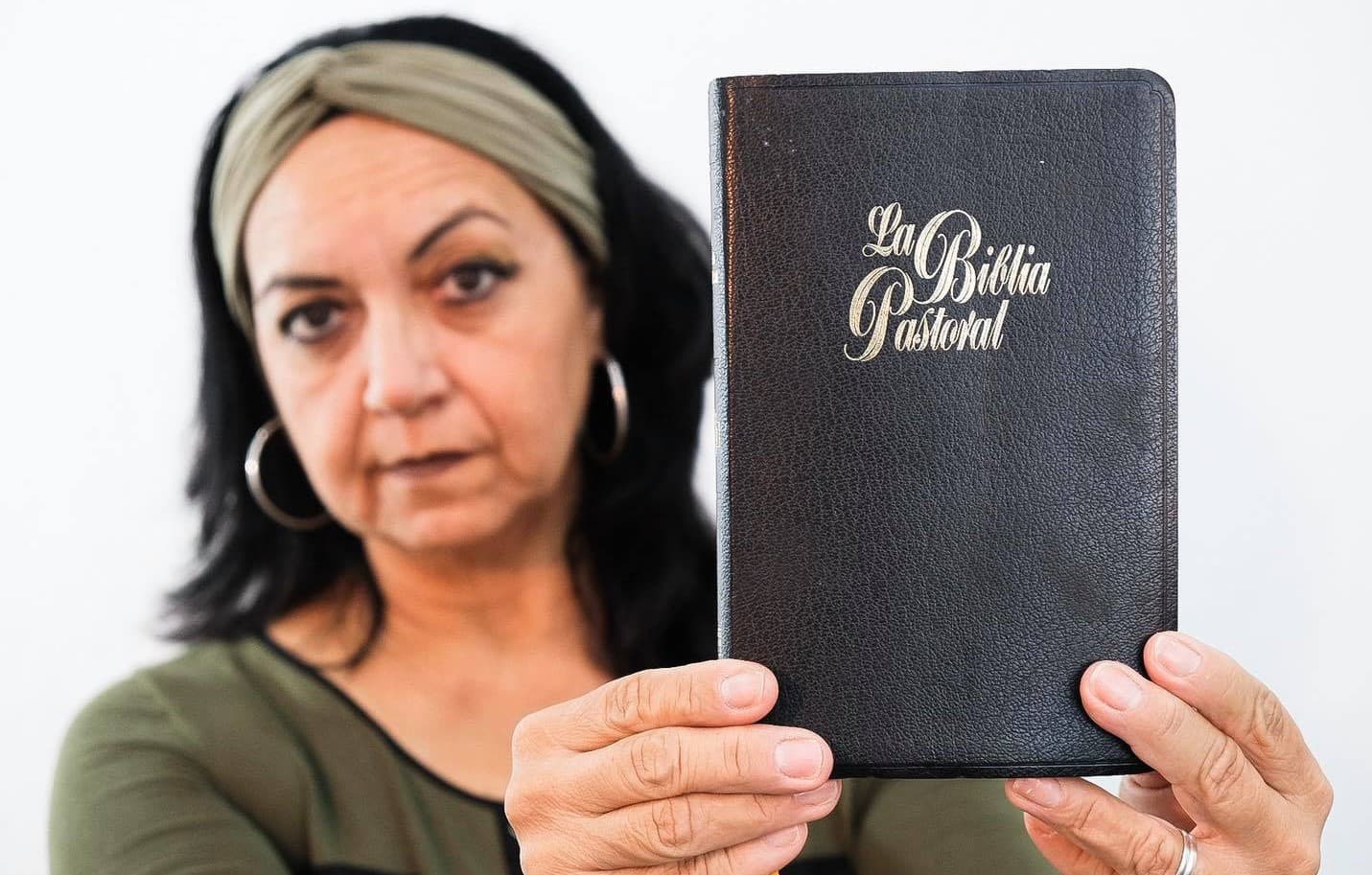 “Motivo os cristãos a postar em suas redes sociais uma foto sua com sua Bíblia, e usar hashtag #yocreoenlabiblia”, escreveu a Pra. Álida Leon em seu Facebook. (Foto: Reprodução / Facebook)