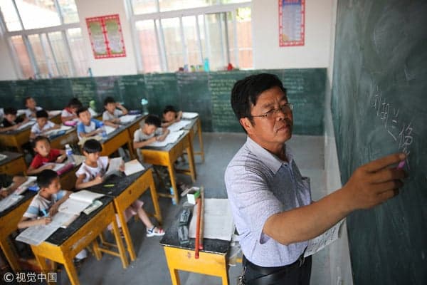 Professores são proibidos até mesmo de mencionar palavras como 'Deus' e 'oração' em sala de aula na China. (Foto: China Daily)