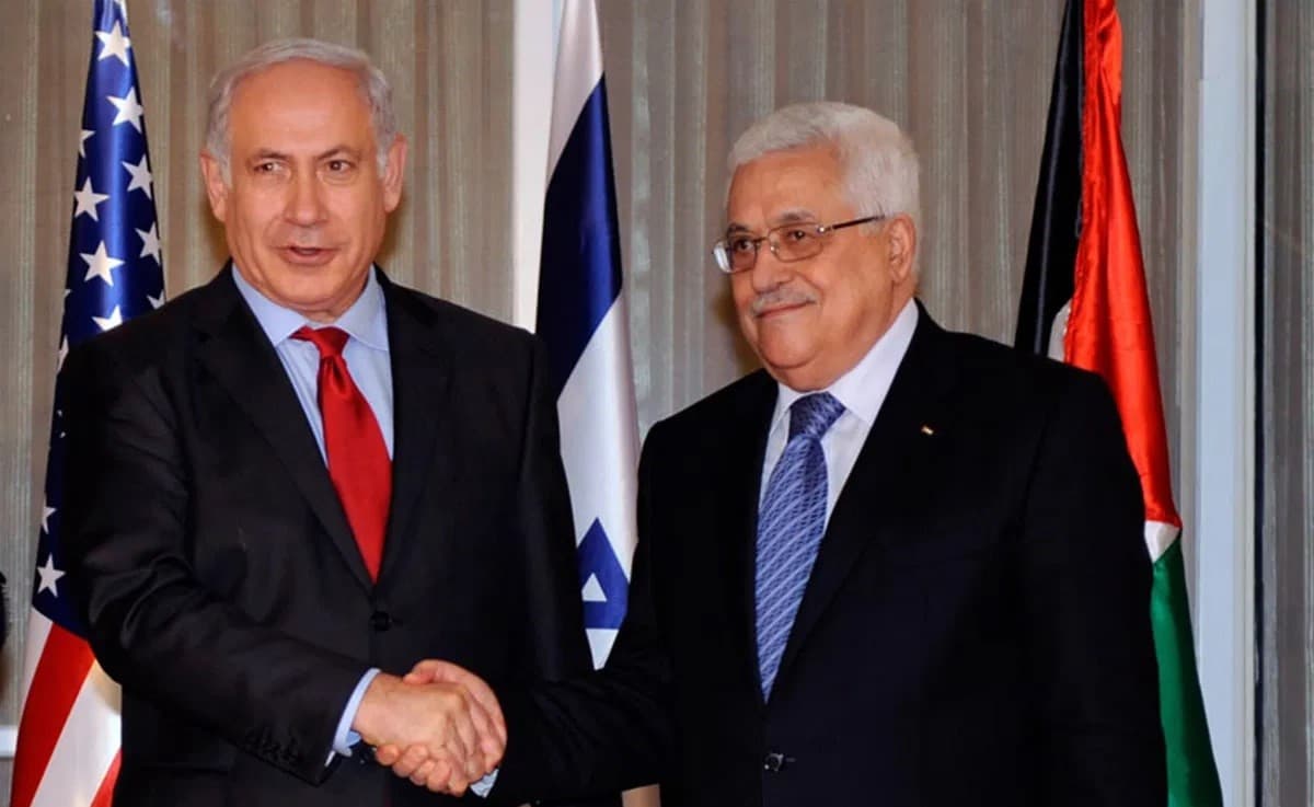 O presidente da Autoridade Palestina, Mahmoud Abbas, com o primeiro-ministro israelense Benjamin Netanyahu. (Foto: Reprodução / Middle East Monitor)