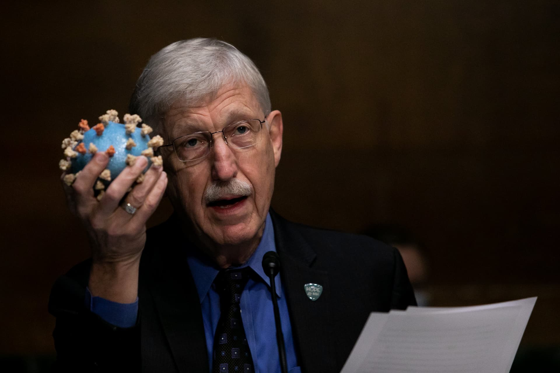 O diretor dos Institutos Nacionais da Saúde dos EUA, Francis Collins, segura um modelo do coronavírus em audiência sobre vacina no Senado americano. (Foto: Graeme Jennings-Pool/Getty Images)