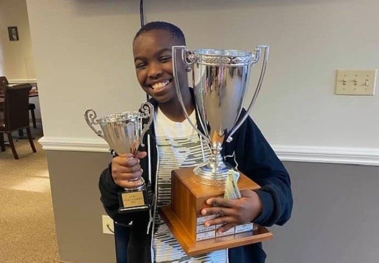 Tanitoluwa Adewumi, de 10 anos, é o mais novo mestre nacional de xadrez dos EUA. (Foto: Reprodução/Facebook).
