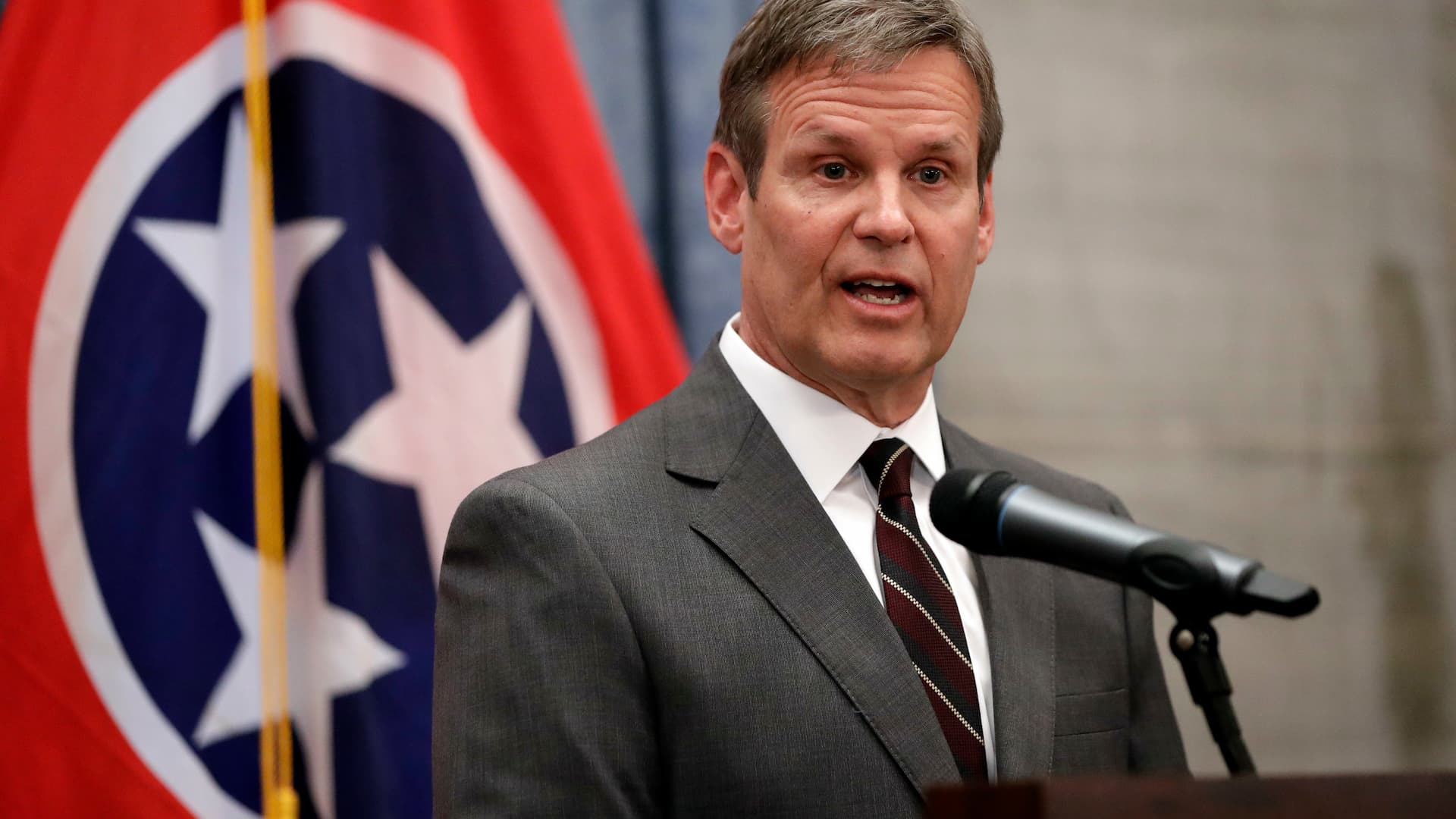 Nova lei do Tennessee (EUA) proíbe tratamento de mudança de gênero em menores. (Foto: AP Photo / Mark Humphrey).