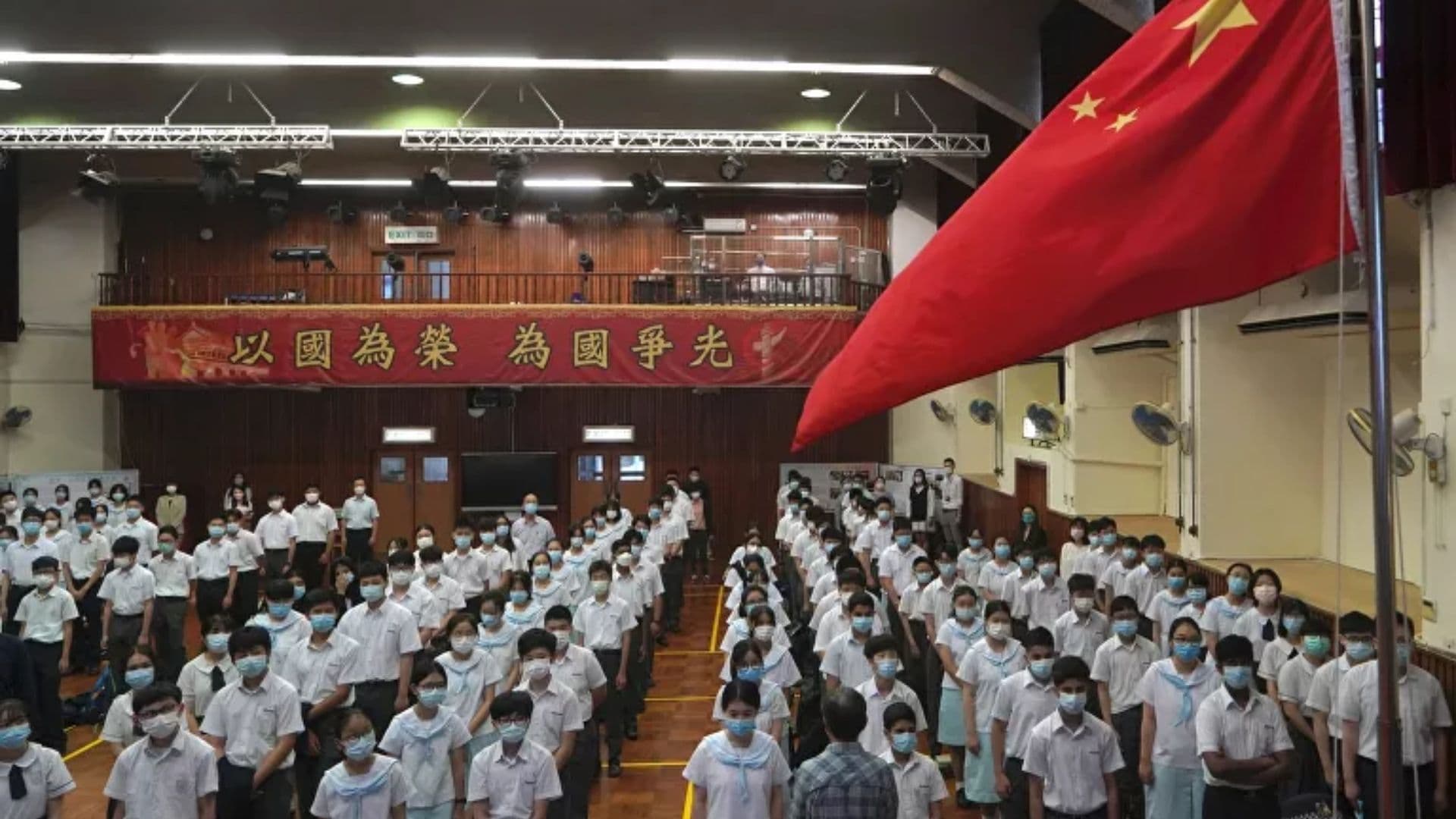 Alunos participam de uma cerimônia de hasteamento da bandeira, no Dia da Educação para a Segurança Nacional, numa escola em Hong Kong, 15 de abril de 2021. (Foto: AP Photo/Kin Cheung)