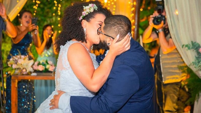 Depois de dois anos de namoro, Victor e Kathleen deram o primeiro beijo no altar. (Foto: Arquivo pessoal).