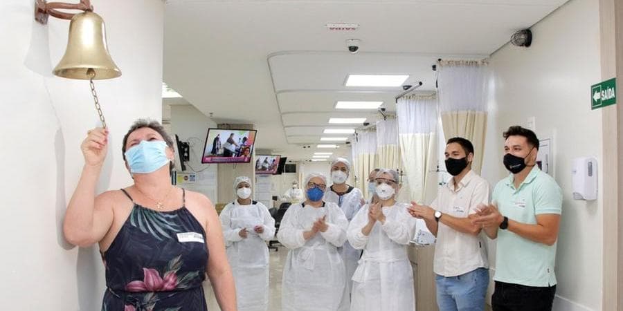 Geane ao tocar o “sino da vitória” por finalizar o processo de quimioterapia. (Foto: Divulgação/Hospital de Base)