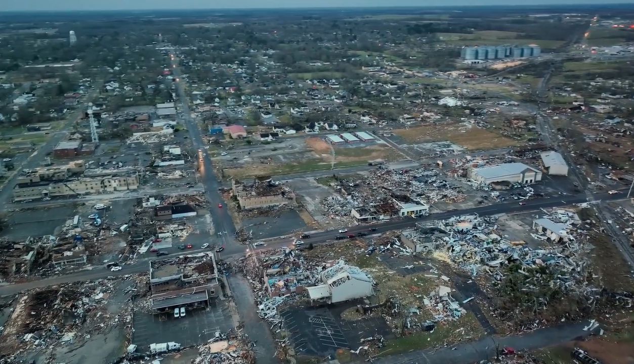 Mais de 30 tornados atingiram seis estados dos EUA na sexta-feira (10). (Foto: Reprodução/Samaritan’s Purse).